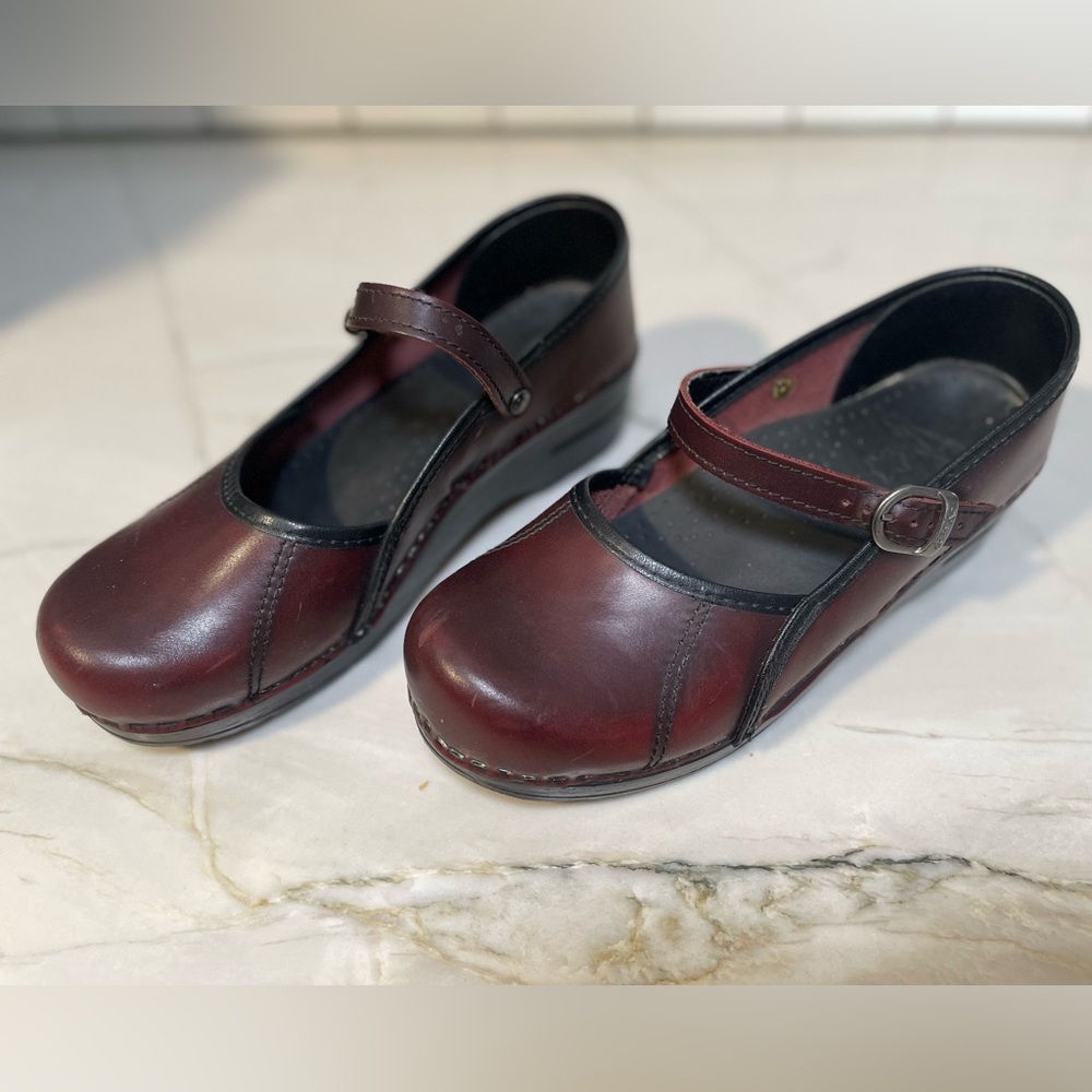 Dansko brown leather in like new condition 39
